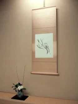 Hanging_scroll_and_Ikebana_1.webp