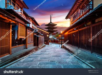 stock-photo-yasaka-pagoda-and-sannen-zaka-street-in-kyoto-japan-769682167.webp