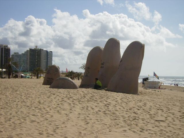 La_mano_de_Punta_del_Este_2.JPG